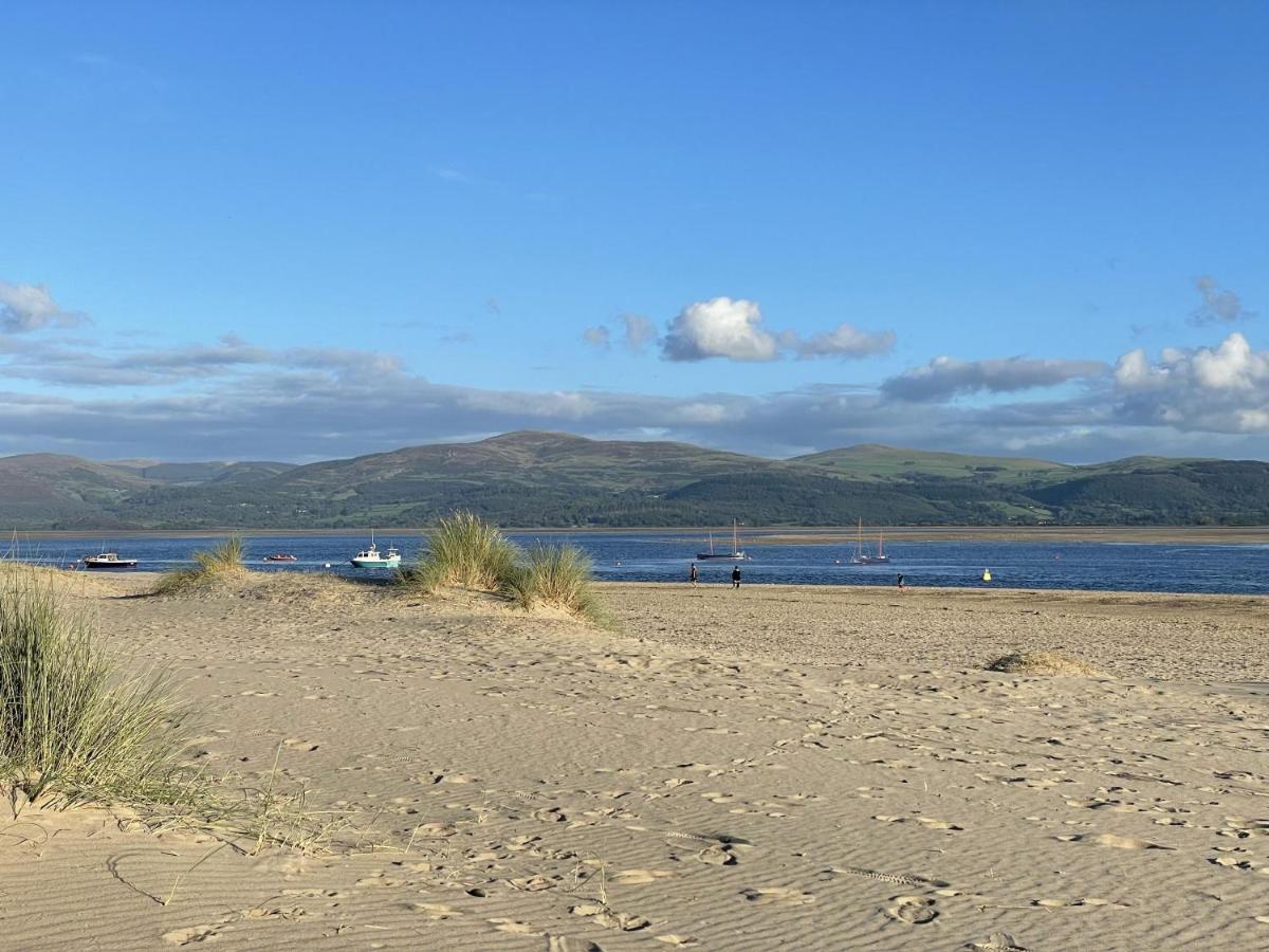 Beautiful Aberdovey Seafront Apartment 2 Aberdyfi Bagian luar foto